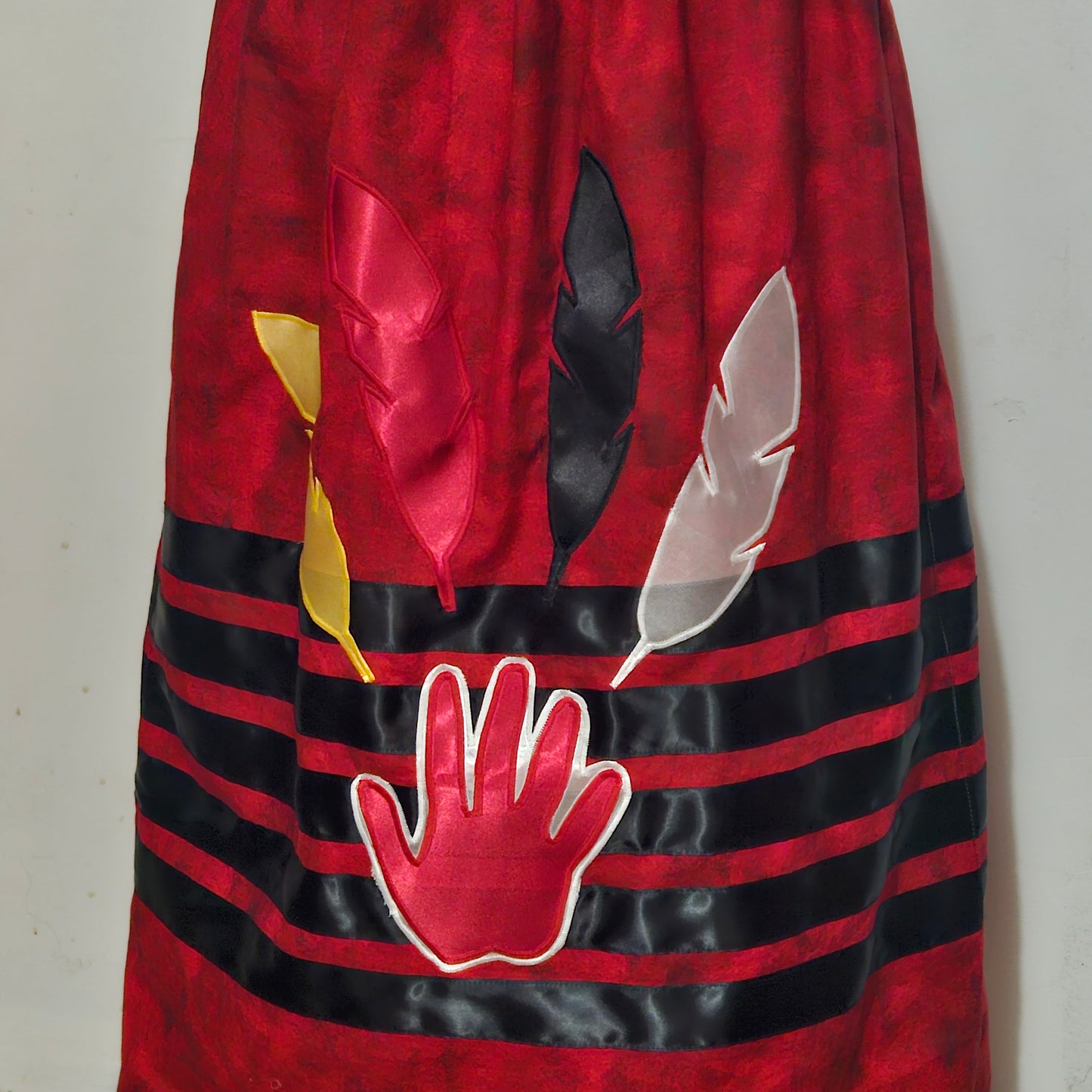 Ribbon skirt with pockets and applique